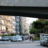 Usciamo quindi dalla stazione e scarpiniamo verso sud: passando sotto il ponte Garibaldi via Oberdan diventa viale Japigia: incontriamo cos� i palazzi scrutati prima dall'altra parte della linea ferroviaria